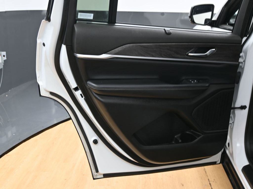 Used 2024 Jeep Grand Cherokee L Limited w/ Luxury Tech Group II image 44