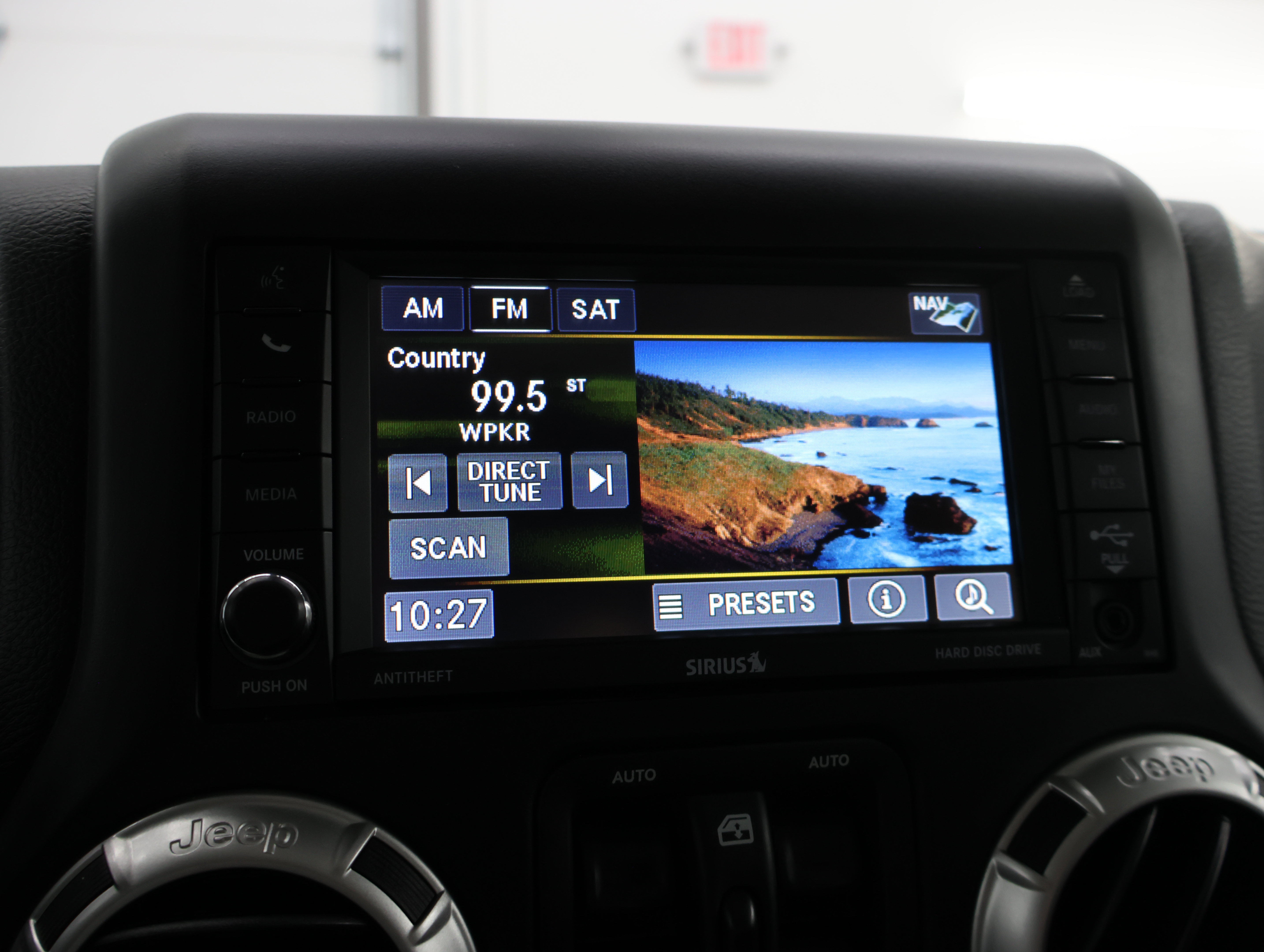 Used 2017 Jeep Wrangler Unlimited Sahara w/ Connectivity Group AWD/4WD image 44