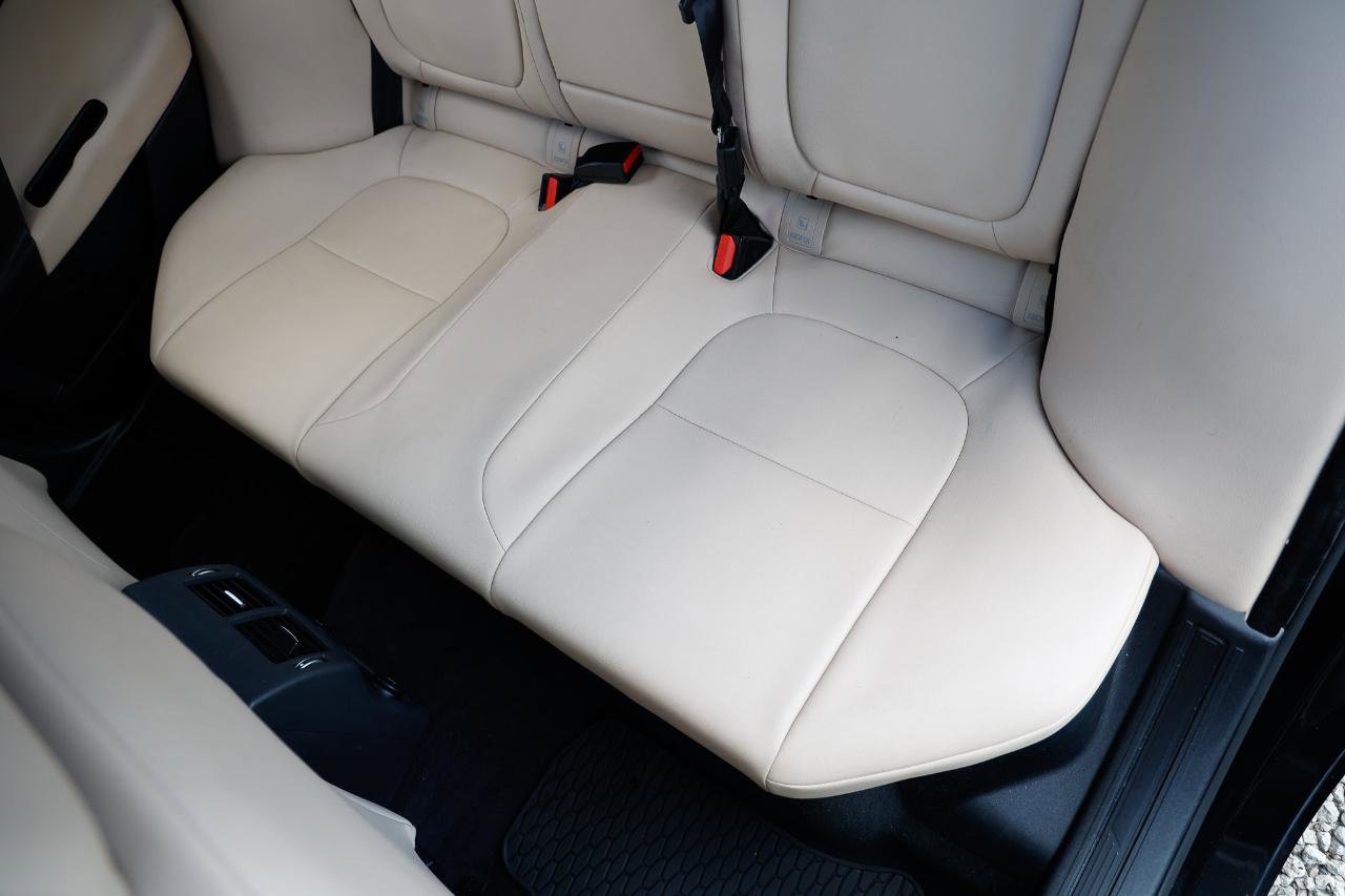Used 2018 Jaguar XE Premium RWD image 10