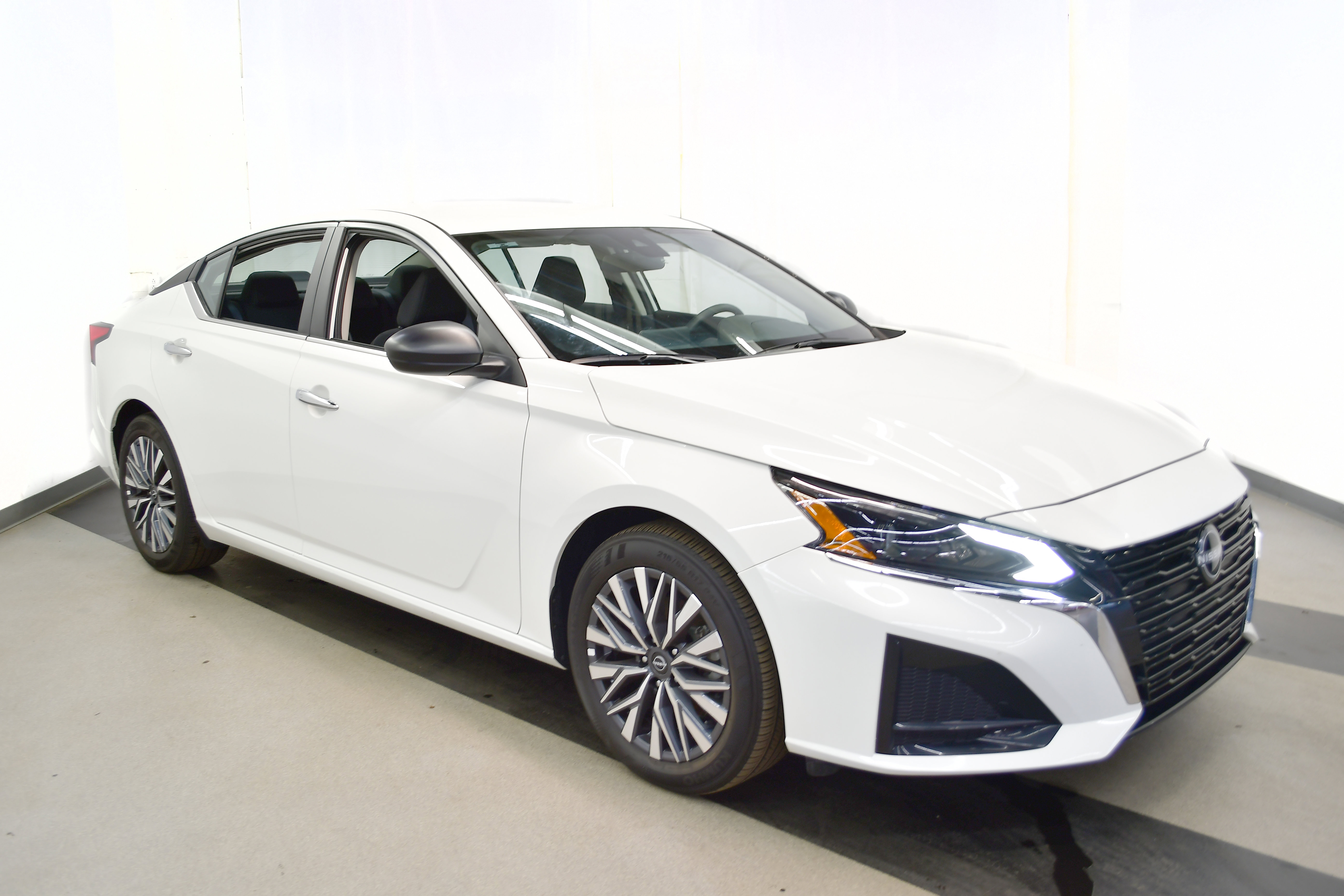 Used 2025 Nissan Altima 2.5 SV image 2