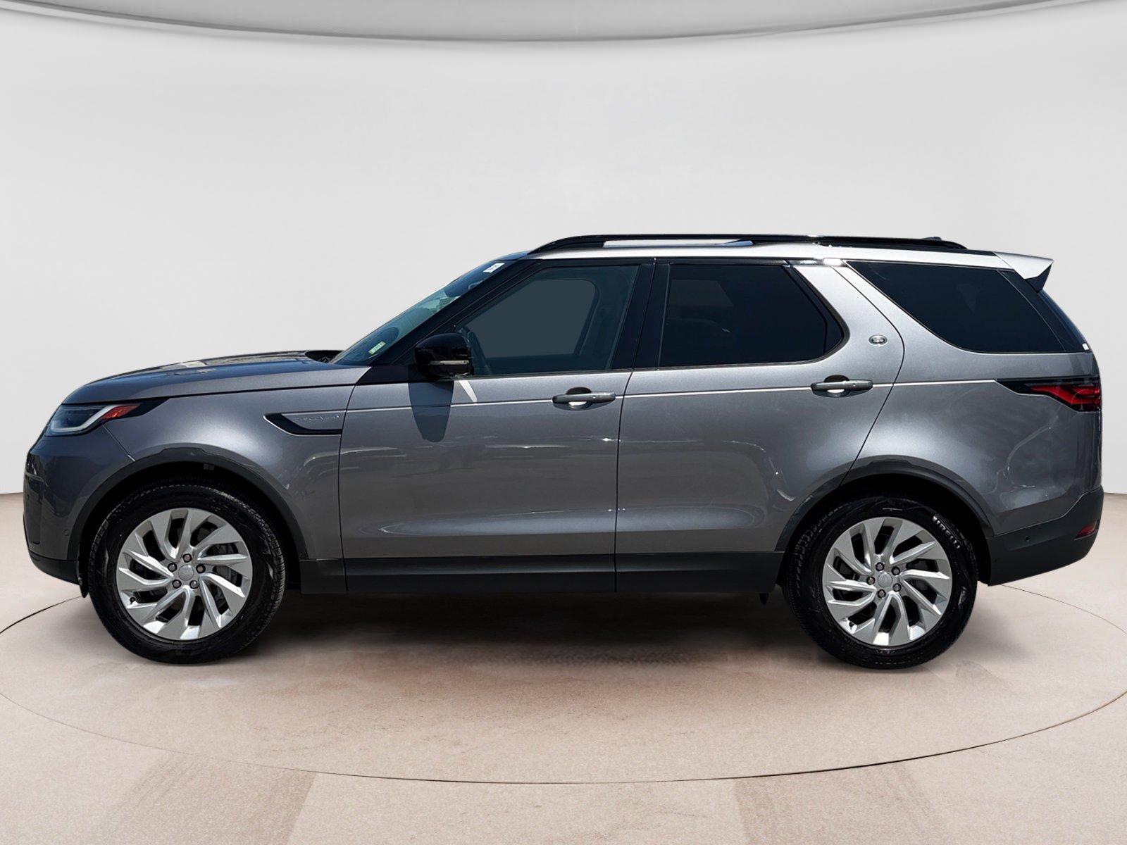 Used 2024 Land Rover Discovery S AWD/4WD image 2