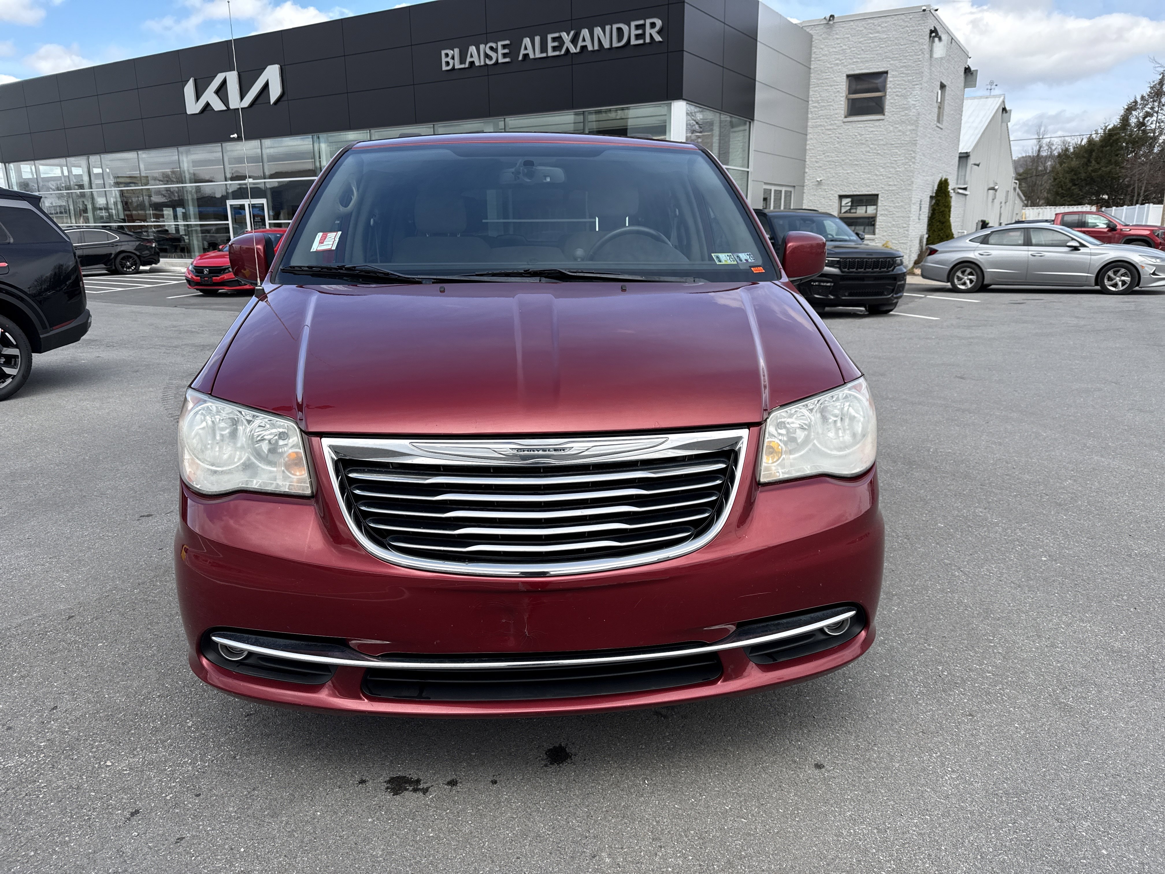 Used 2013 Chrysler Town & Country Touring image 9