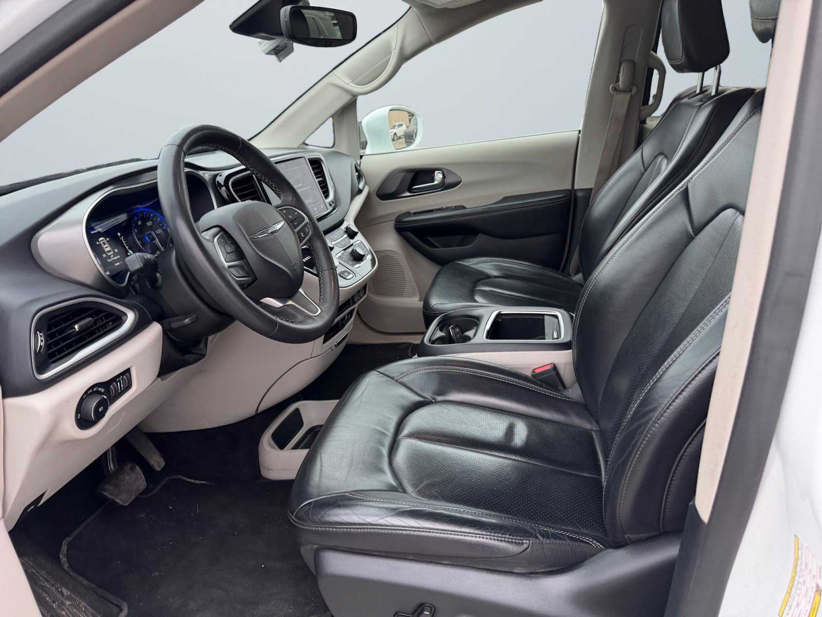 Used 2022 Chrysler Pacifica Touring-L image 10