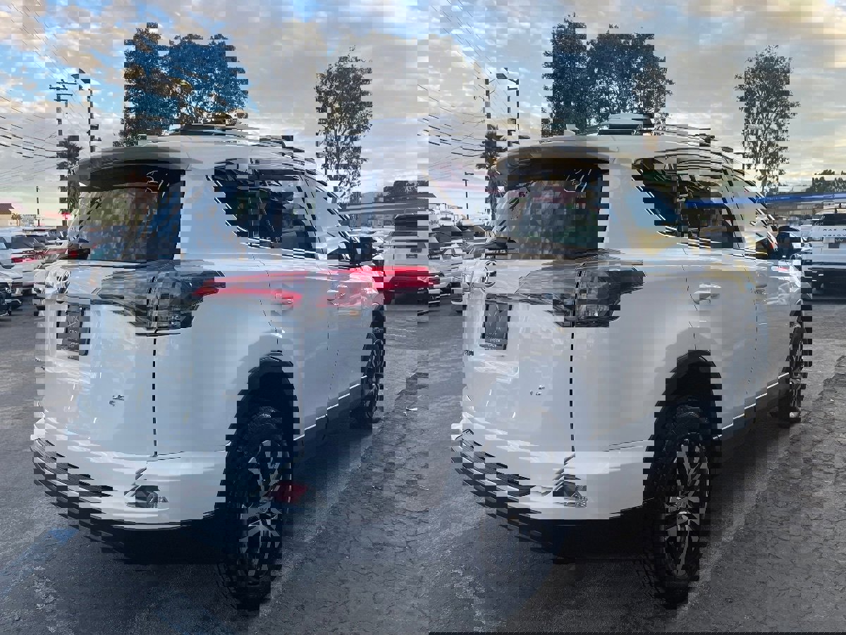 Used 2016 Toyota RAV4 LE image 5