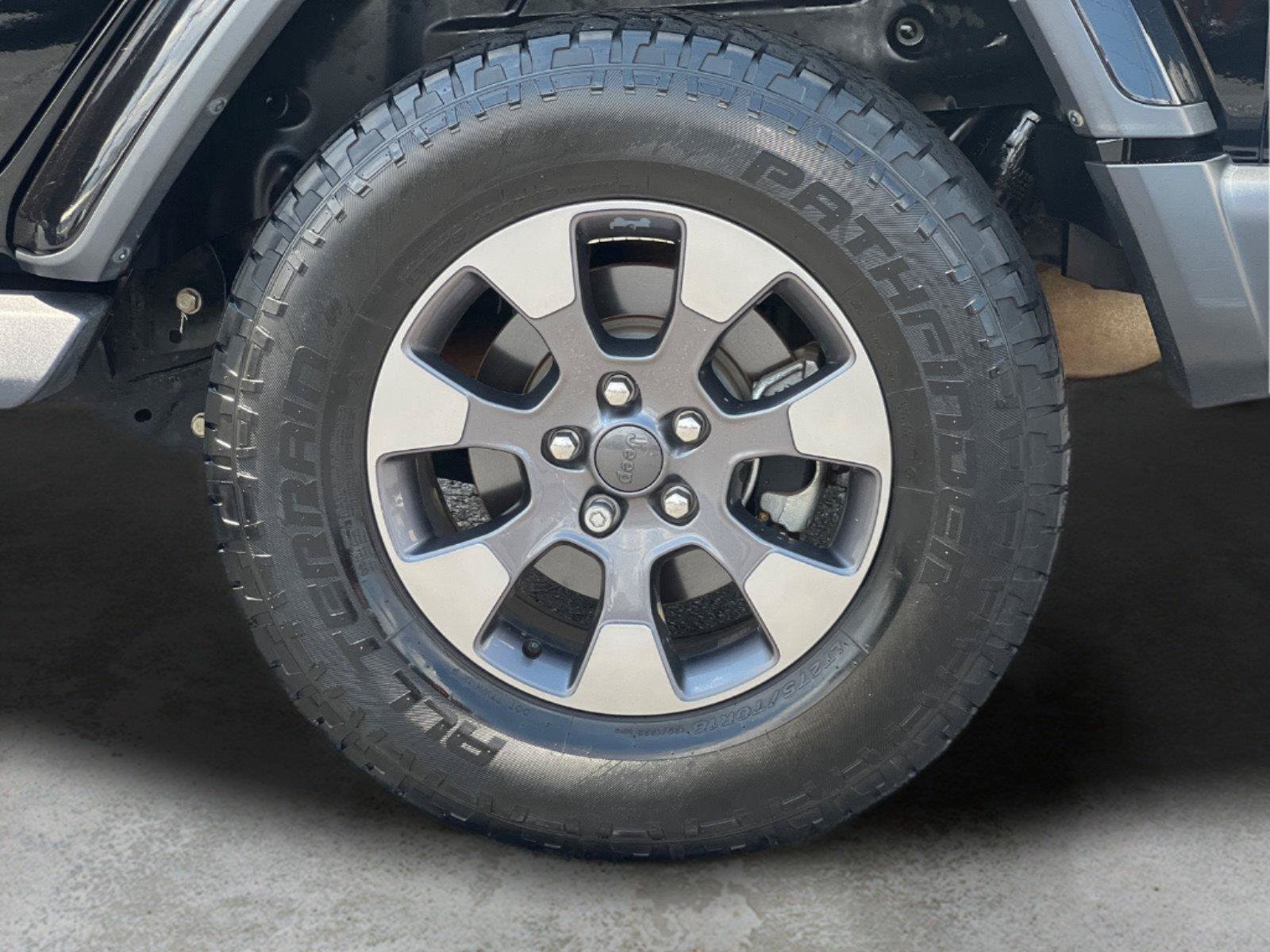 Used 2020 Jeep Wrangler Unlimited Sahara w/ Dual Top Group AWD/4WD image 25