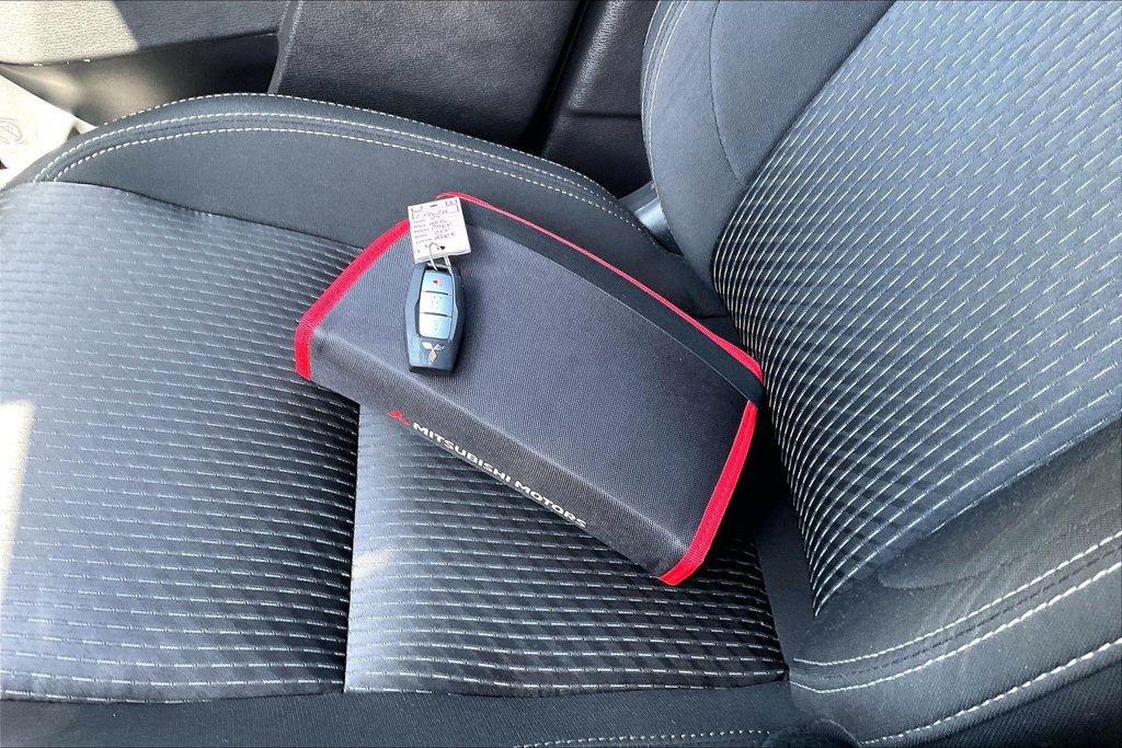 Used 2025 Mitsubishi Outlander ES AWD/4WD image 10