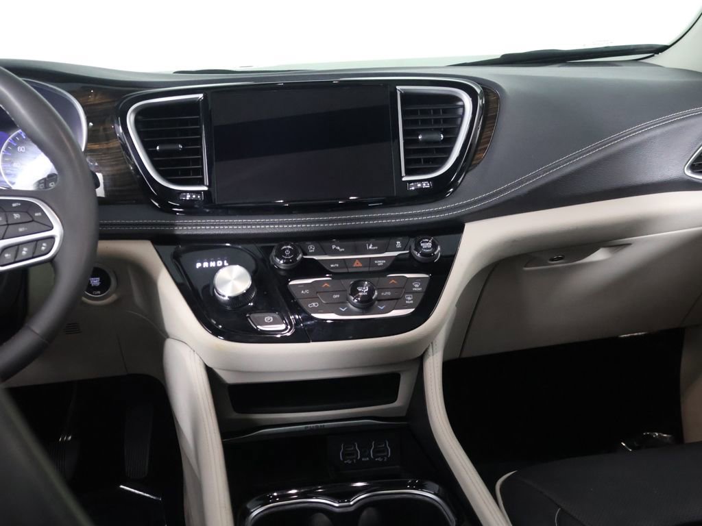Used 2024 Chrysler Pacifica Limited FWD image 37