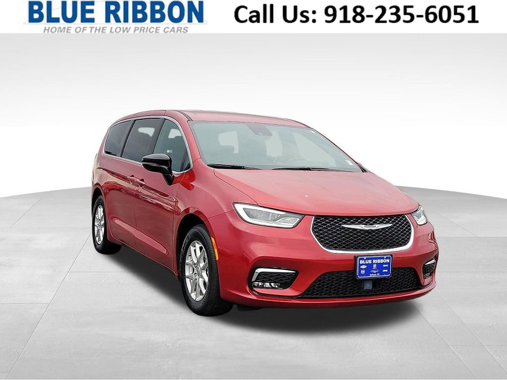 Used 2025 Chrysler Pacifica Select image 1