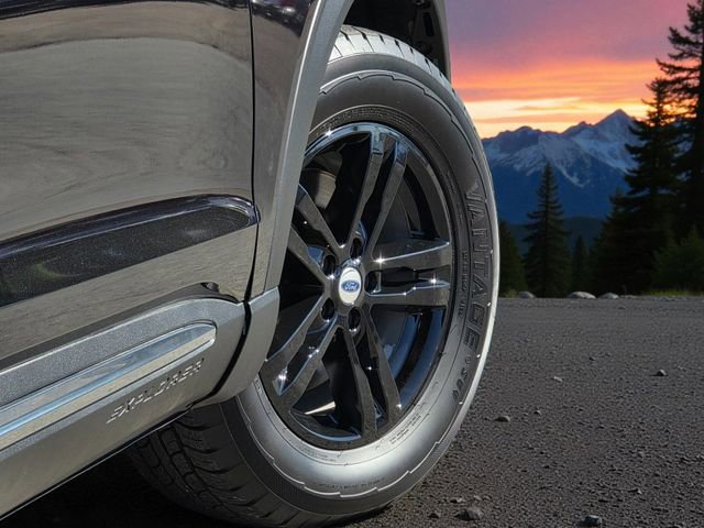 Used 2022 Ford Explorer XLT w/ Equipment Group 202A image 8