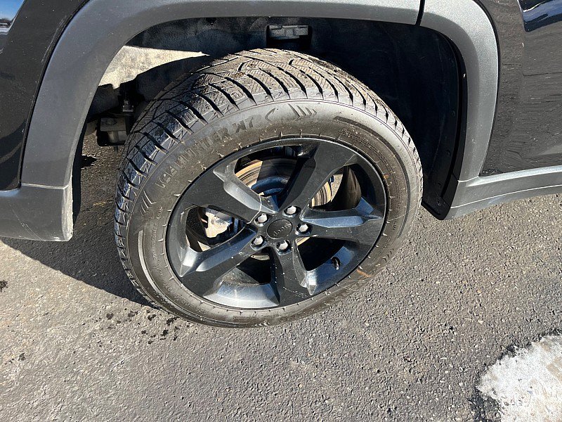 Used 2023 Jeep Grand Cherokee Limited w/ Luxury Tech Group II image 9