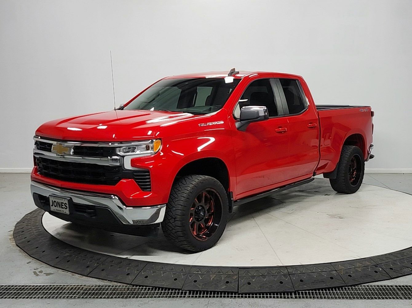 Used 2023 Chevrolet Silverado 1500 LT AWD/4WD image 3