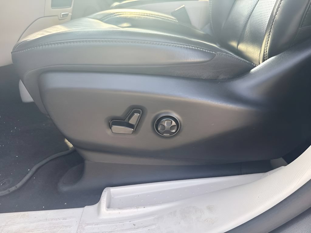 Used 2023 Chrysler Pacifica Touring-L FWD image 10