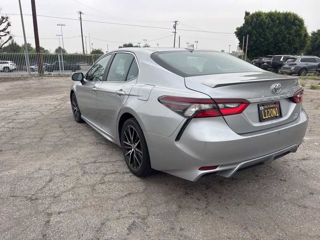 Used 2022 Toyota Camry SE image 3