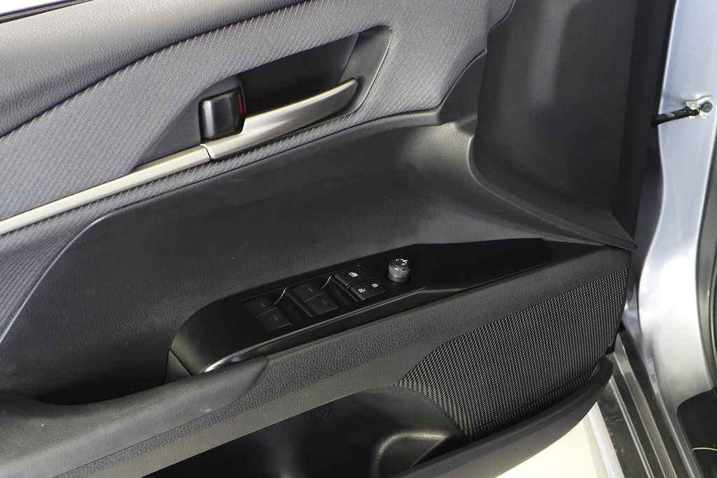 Used 2025 Toyota Camry SE w/ Convenience Package image 12