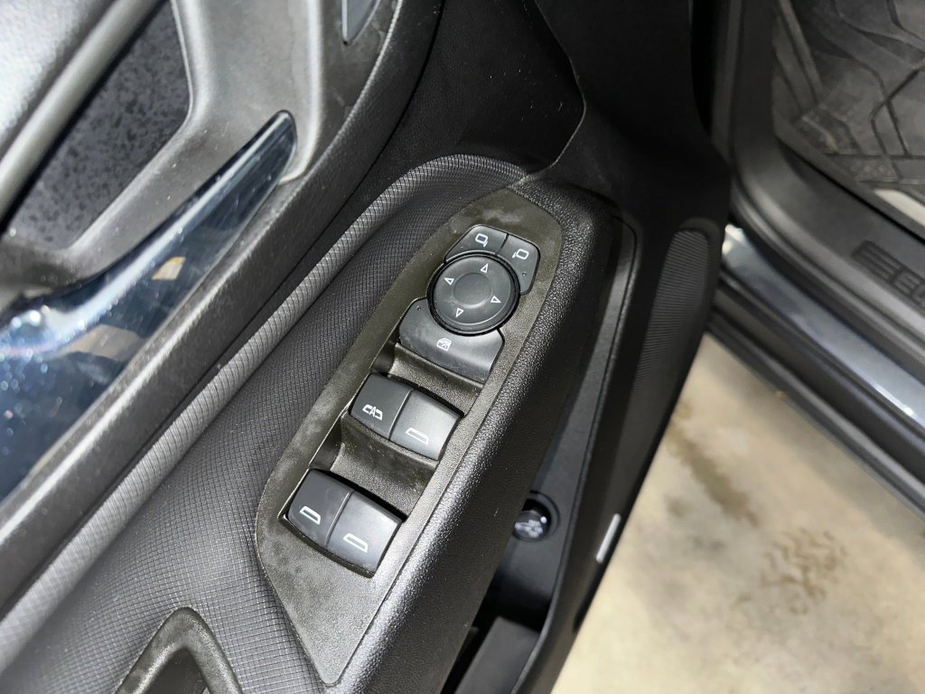 Used 2023 Chevrolet Equinox RS w/ RS Leather Package image 5