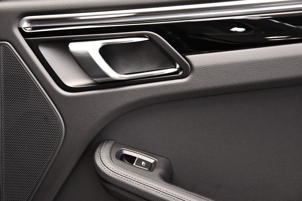 Used 2025 Porsche Macan image 52