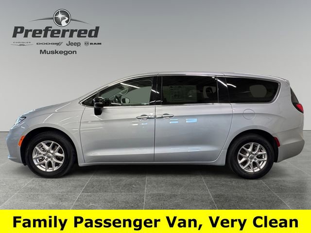 Used 2024 Chrysler Pacifica Touring-L FWD image 11
