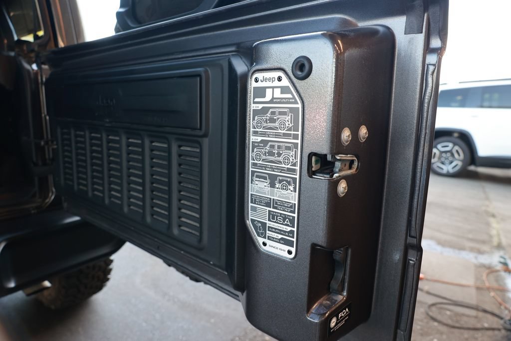 Used 2025 Jeep Wrangler Unlimited Rubicon AWD/4WD image 38
