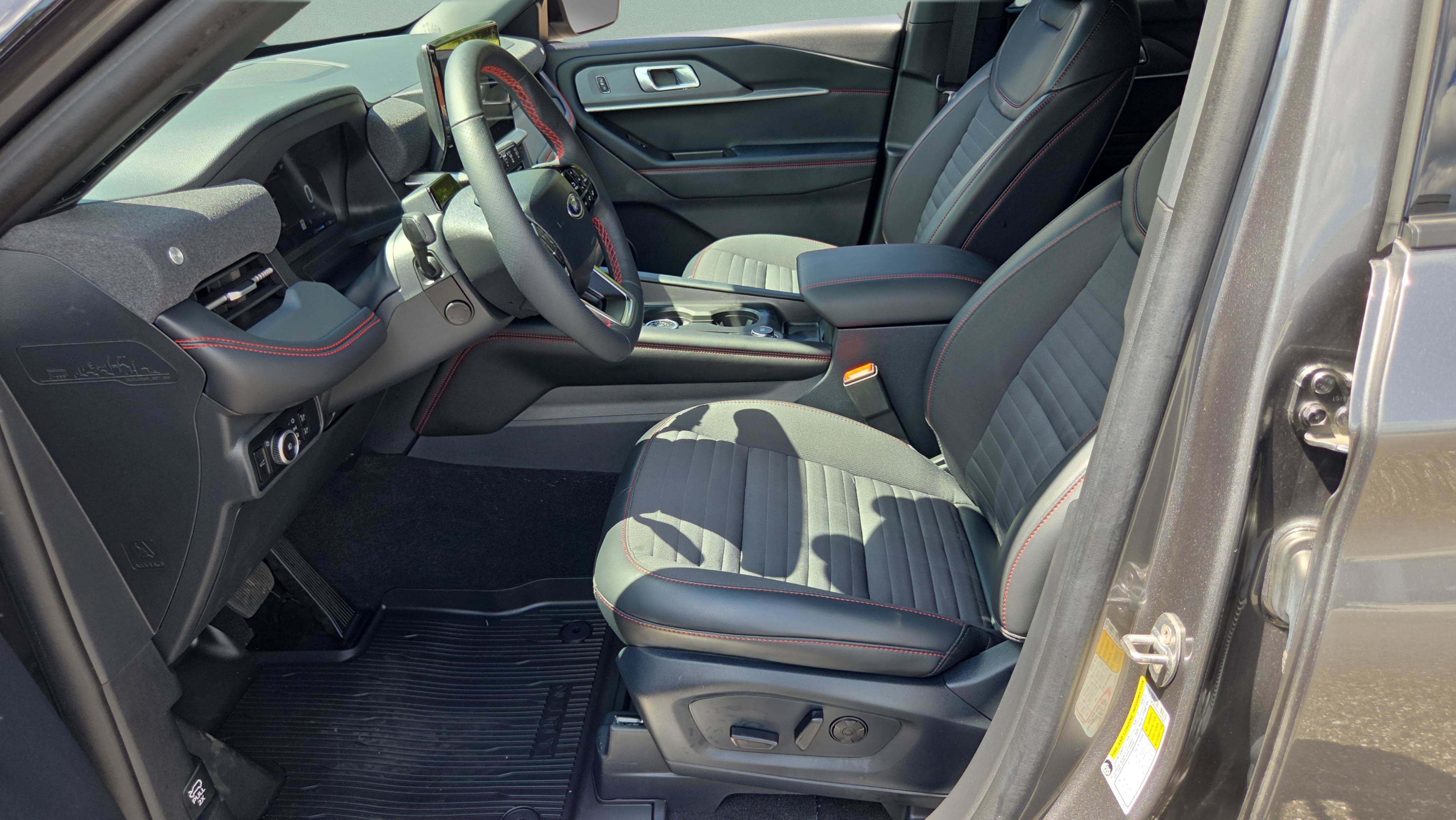 Used 2025 Ford Explorer ST-Line w/ Premium Package RWD image 9