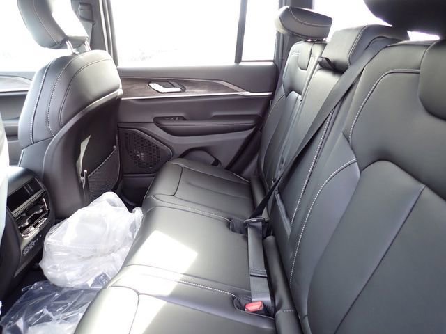 New 2025 Jeep Grand Cherokee Limited w/ Black Appearance Package image 13