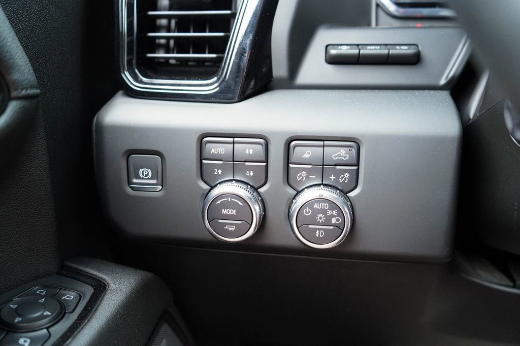 Used 2024 GMC Sierra 1500 AT4 w/ Technology Package AWD/4WD image 32
