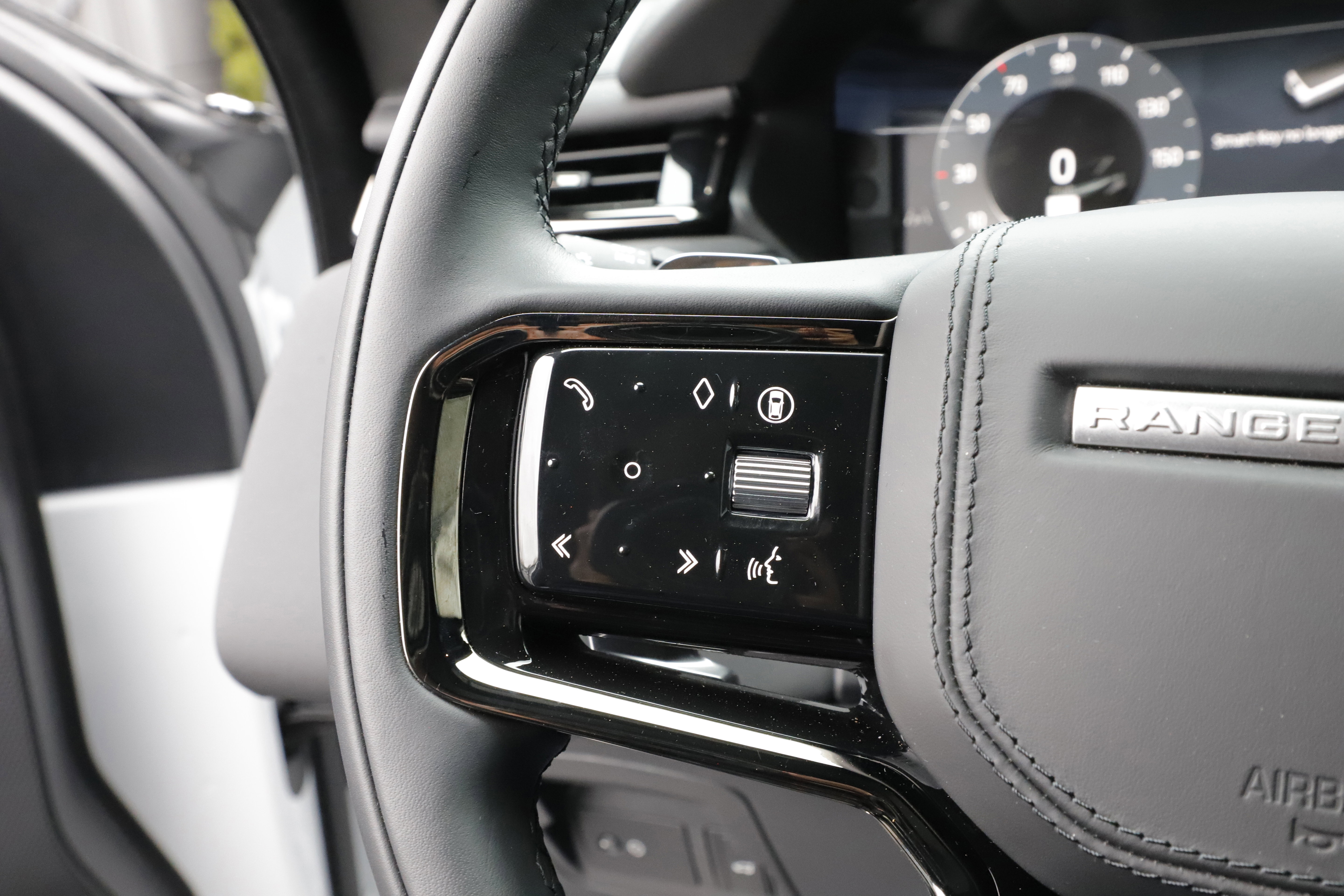 Certified 2026 Land Rover Range Rover Velar Dynamic SE AWD/4WD image 23
