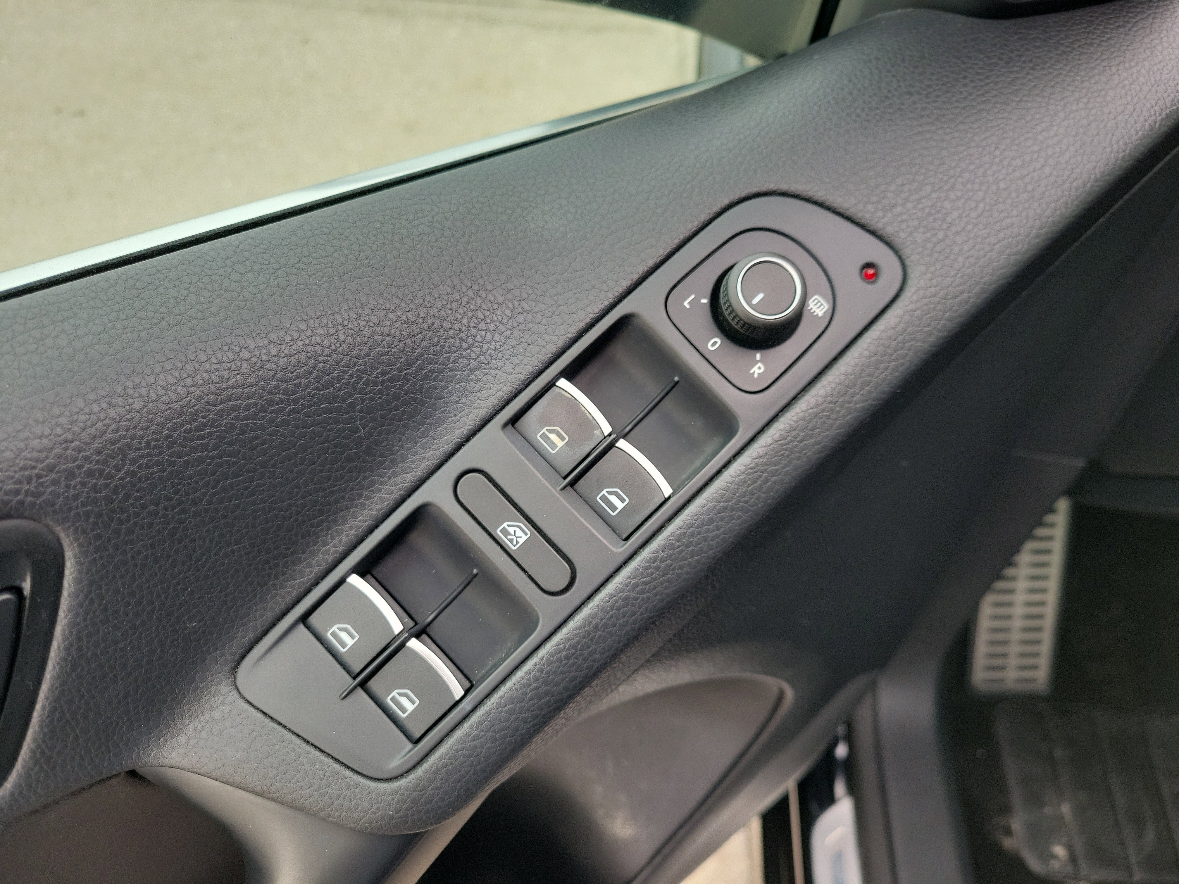 Used 2016 Volkswagen Tiguan R-Line image 16