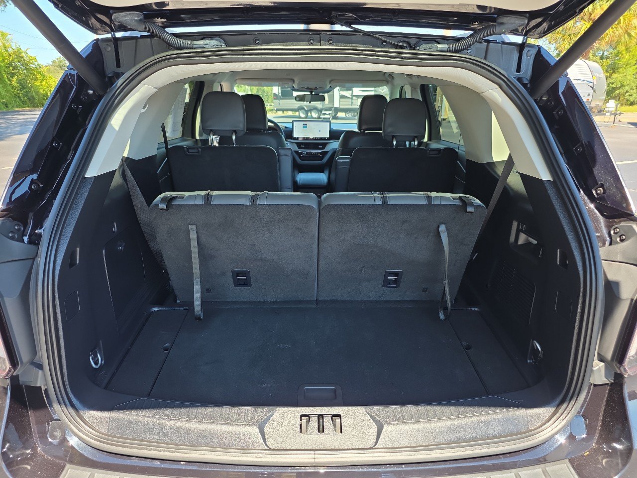 Used 2025 Ford Explorer Active w/ Active Comfort Package RWD image 21