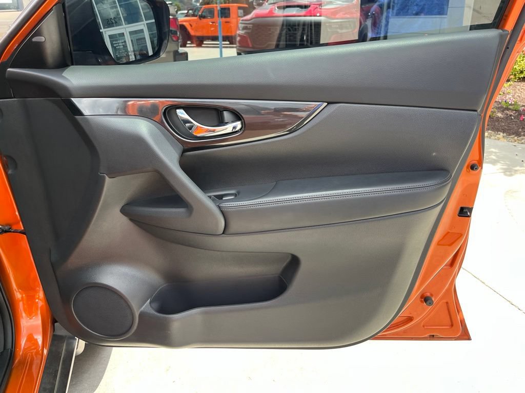 Used 2017 Nissan Rogue SV AWD/4WD image 29
