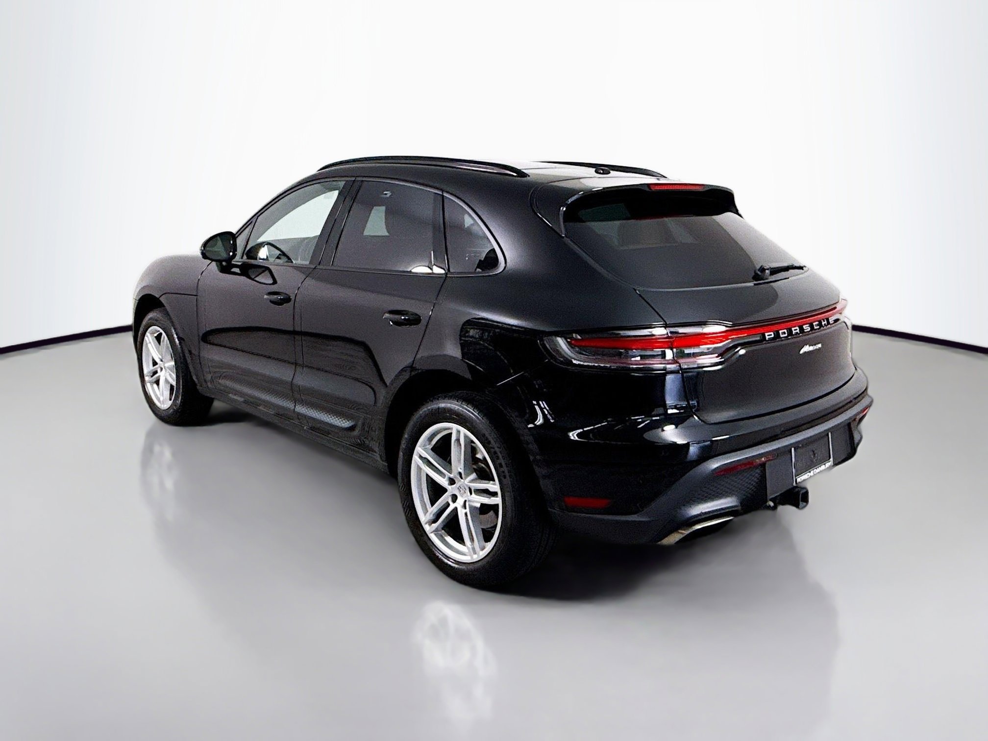 Certified 2024 Porsche Macan image 3