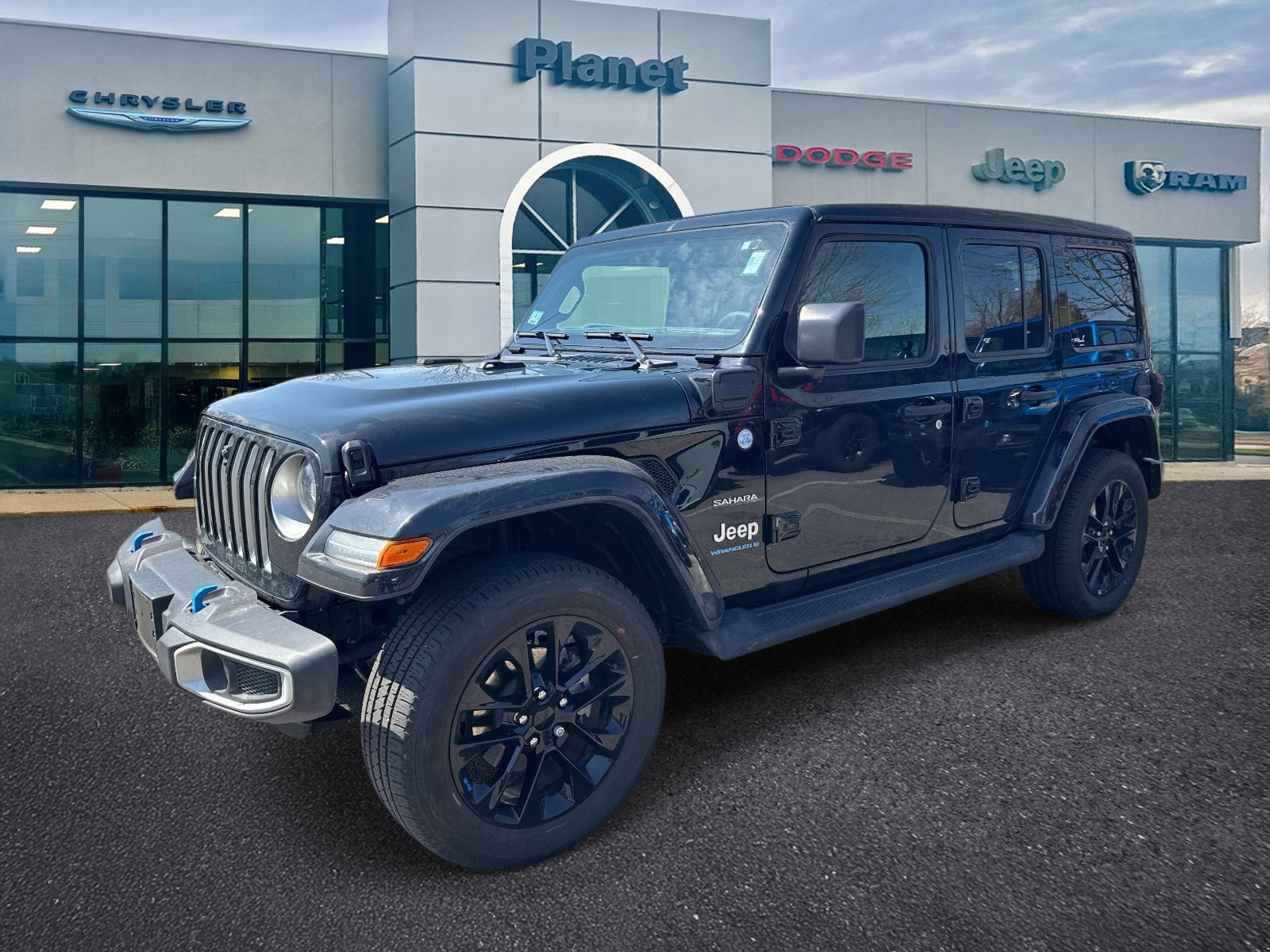 Used 2023 Jeep Wrangler Unlimited Sahara w/ Cold Weather Group AWD/4WD image 4