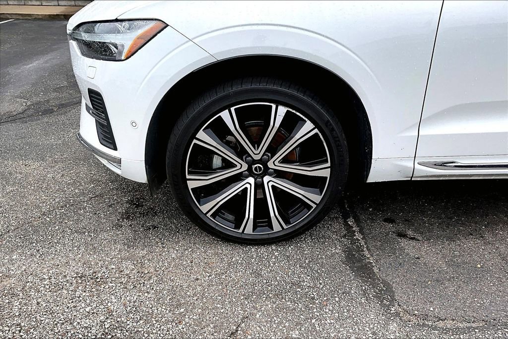 Used 2023 Volvo XC60 B5 Ultimate w/ Climate Package FWD image 4