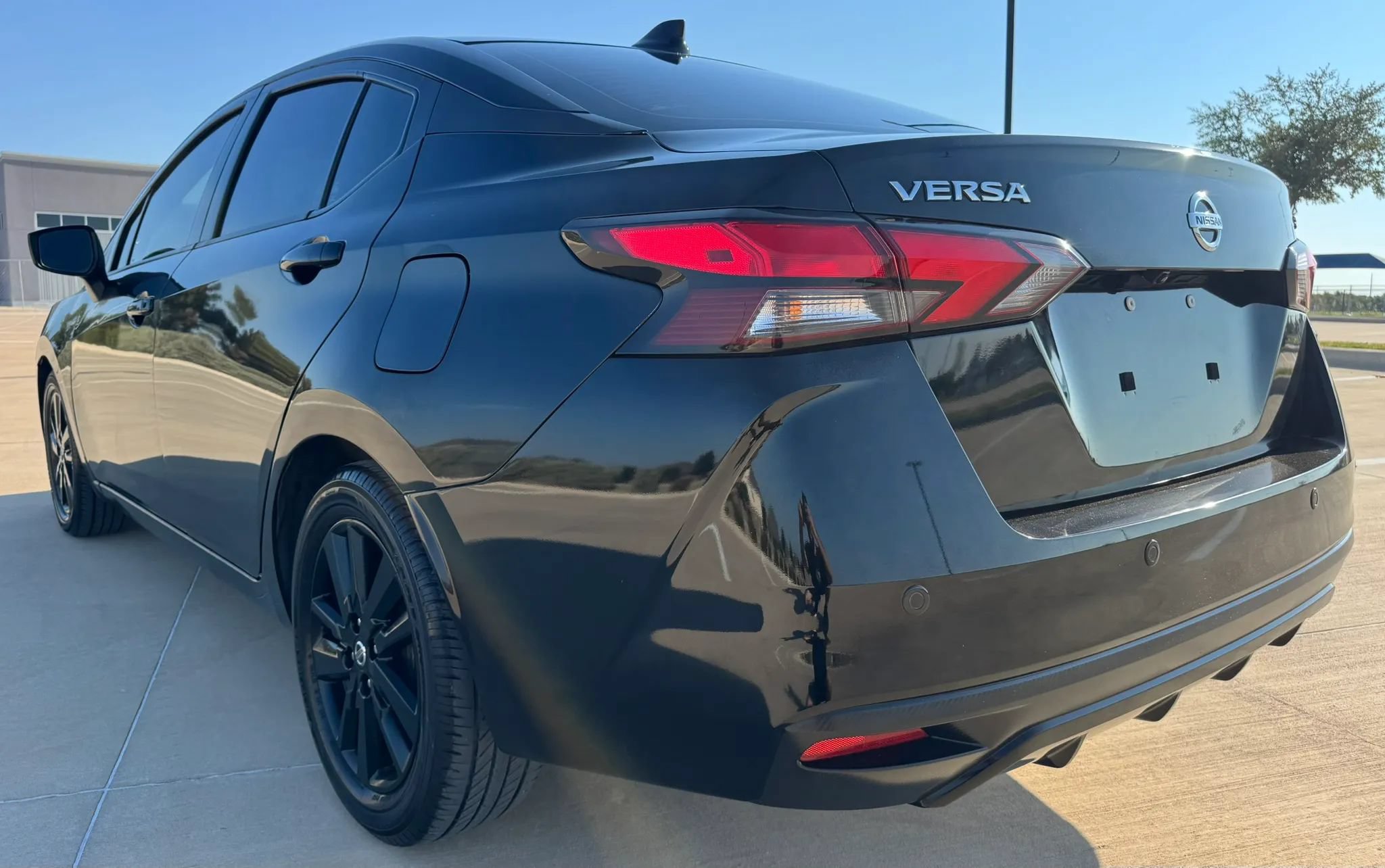 Used 2022 Nissan Versa SV FWD image 14