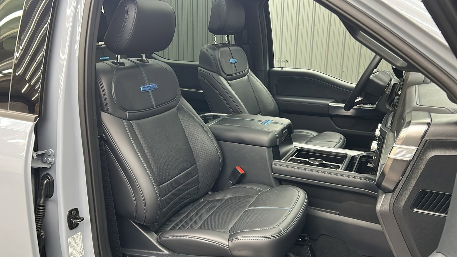 Used 2025 Ford F450 Platinum w/ FX4 Off-Road Package image 42