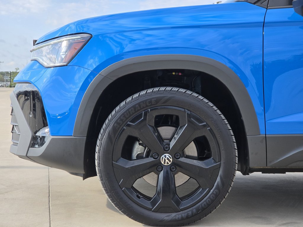 Certified 2025 Volkswagen Taos SE AWD/4WD image 7