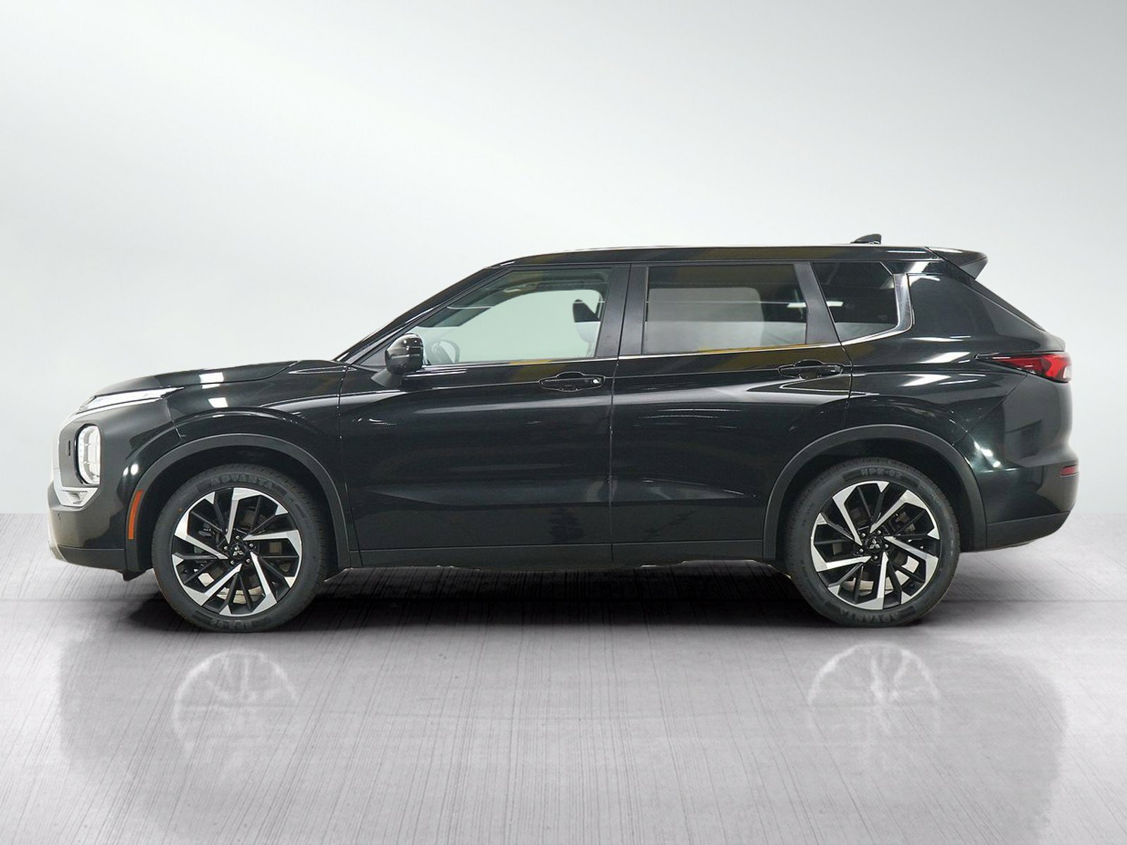 Used 2024 Mitsubishi Outlander SE AWD/4WD image 2