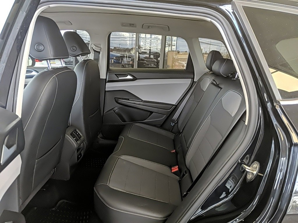 Used 2022 Volkswagen Taos SE w/ Panoramic Sunroof Package image 12