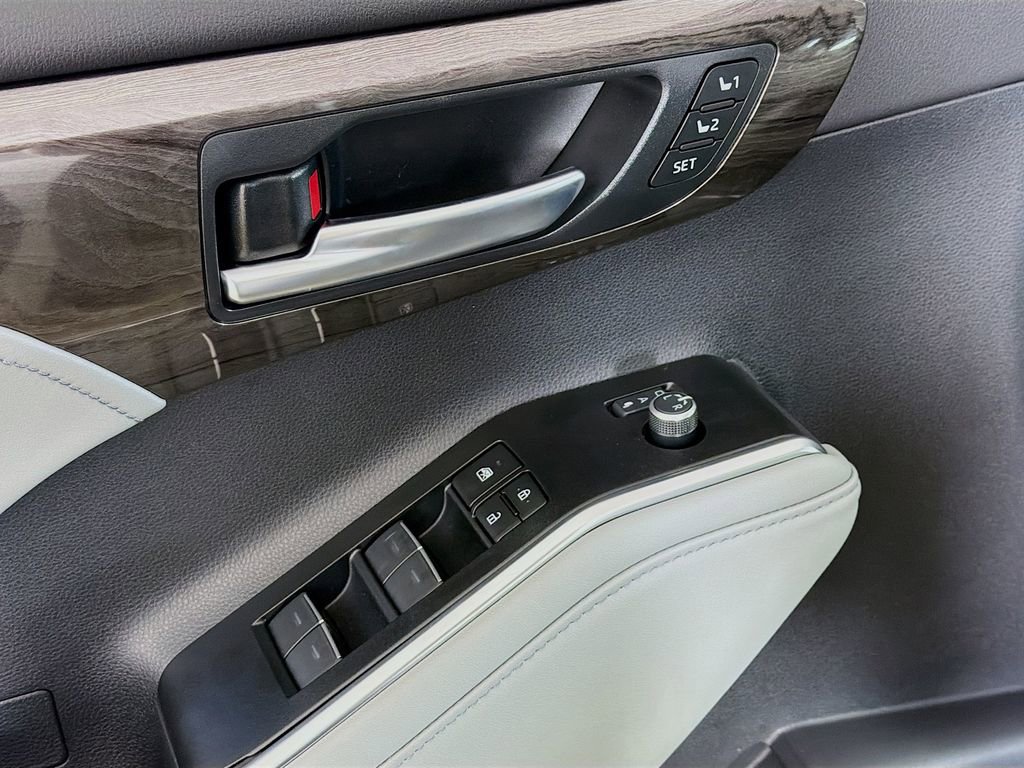 New 2026 Toyota Highlander Platinum image 16