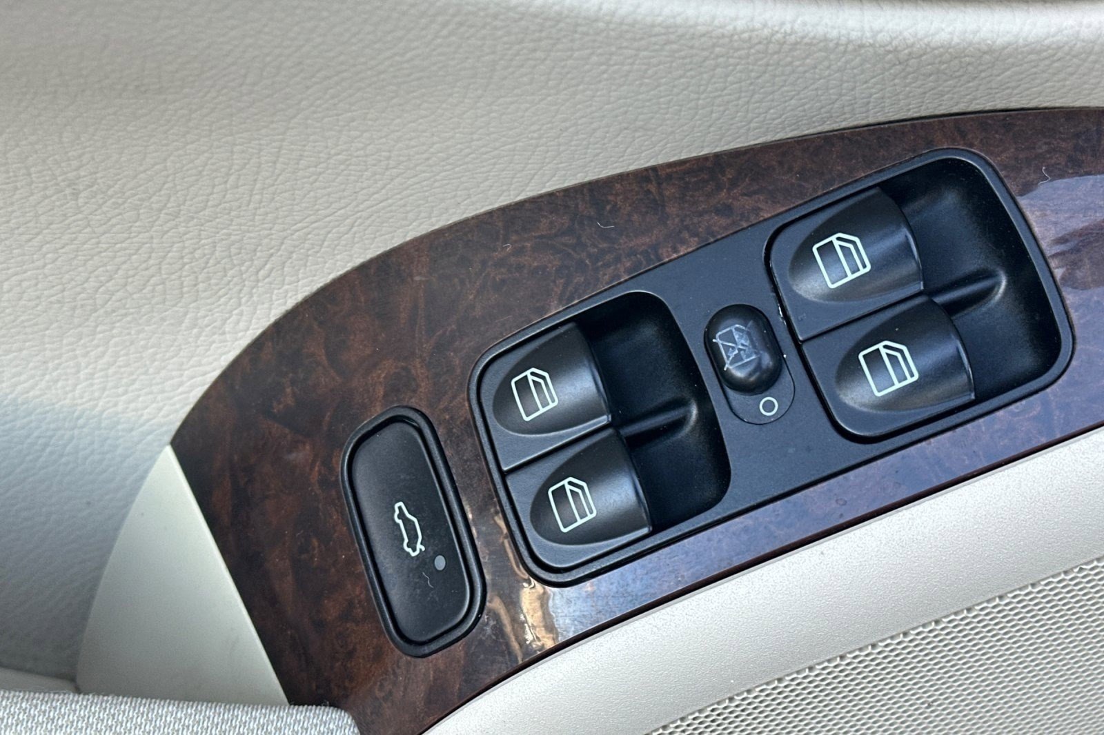 Used 2005 Mercedes-Benz C 320 Sedan image 11