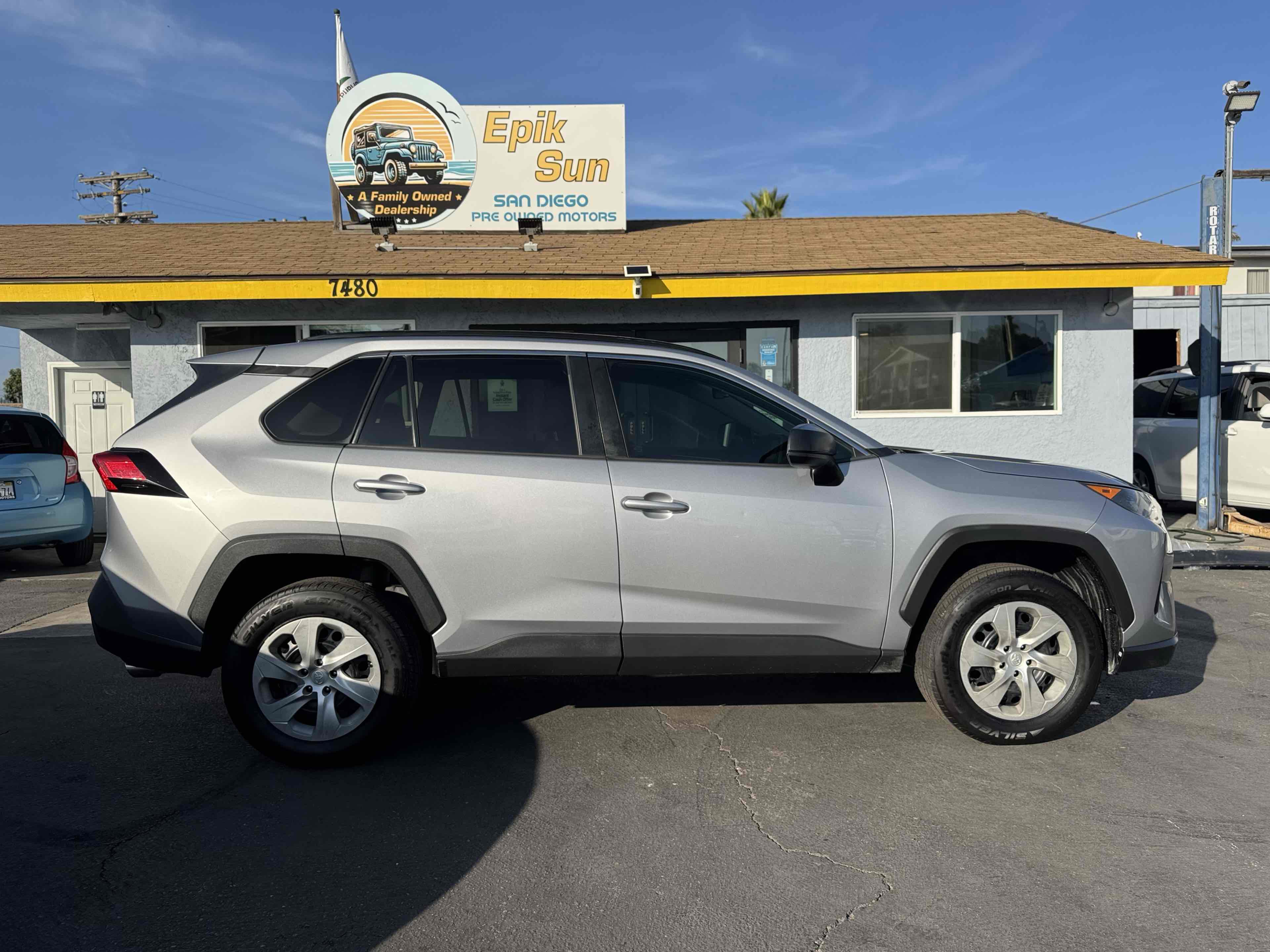 Used 2019 Toyota RAV4 LE w/ Carpet Mat Package image 4