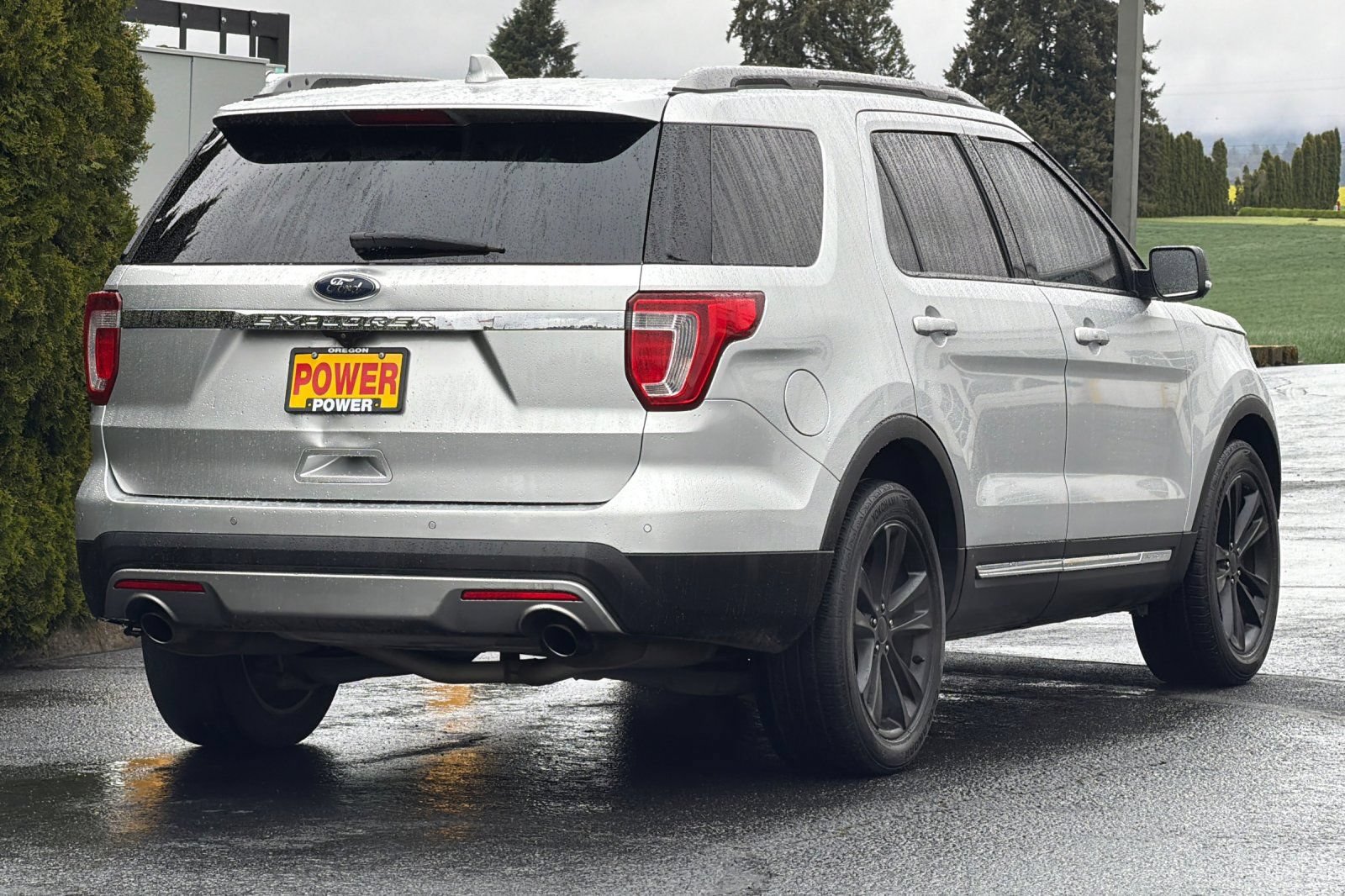 Used 2017 Ford Explorer XLT w/ Equipment Group 202A FWD image 4
