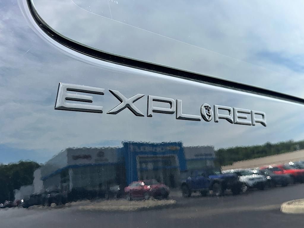 New 2025 Chevrolet Express 2500 w/ Driver Convenience Package image 9