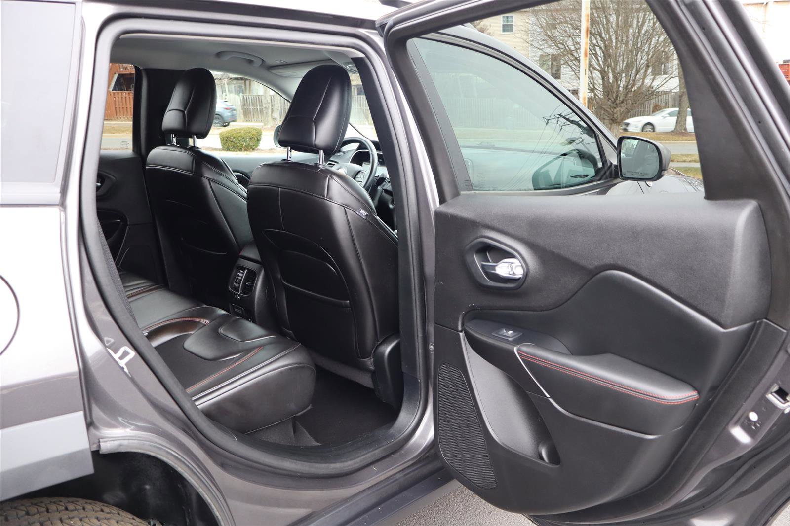 Used 2019 Jeep Cherokee Trailhawk image 28