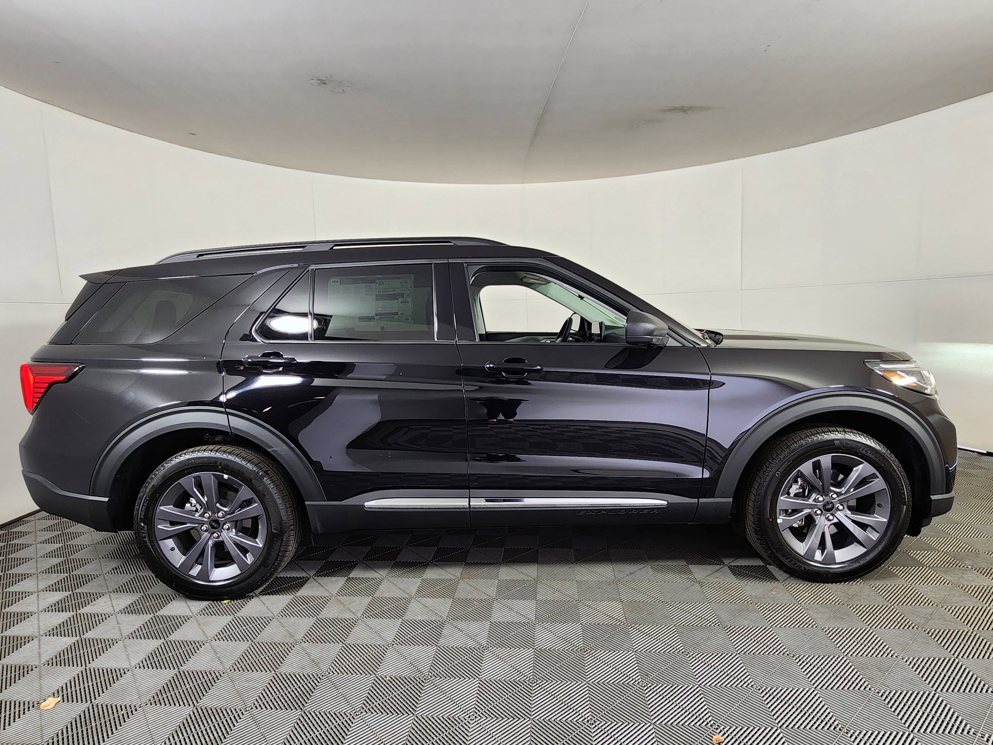 New 2025 Ford Explorer Active w/ Active Comfort Package image 8