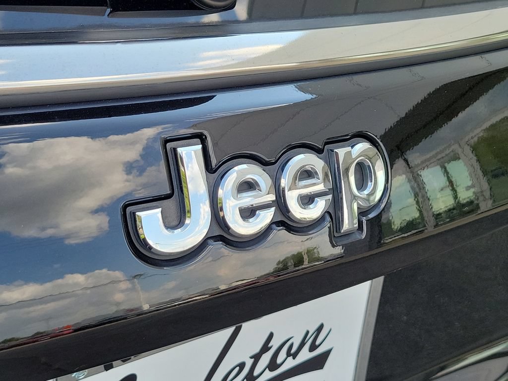 Used 2025 Jeep Compass Latitude w/ Sun & Sound Group AWD/4WD image 31
