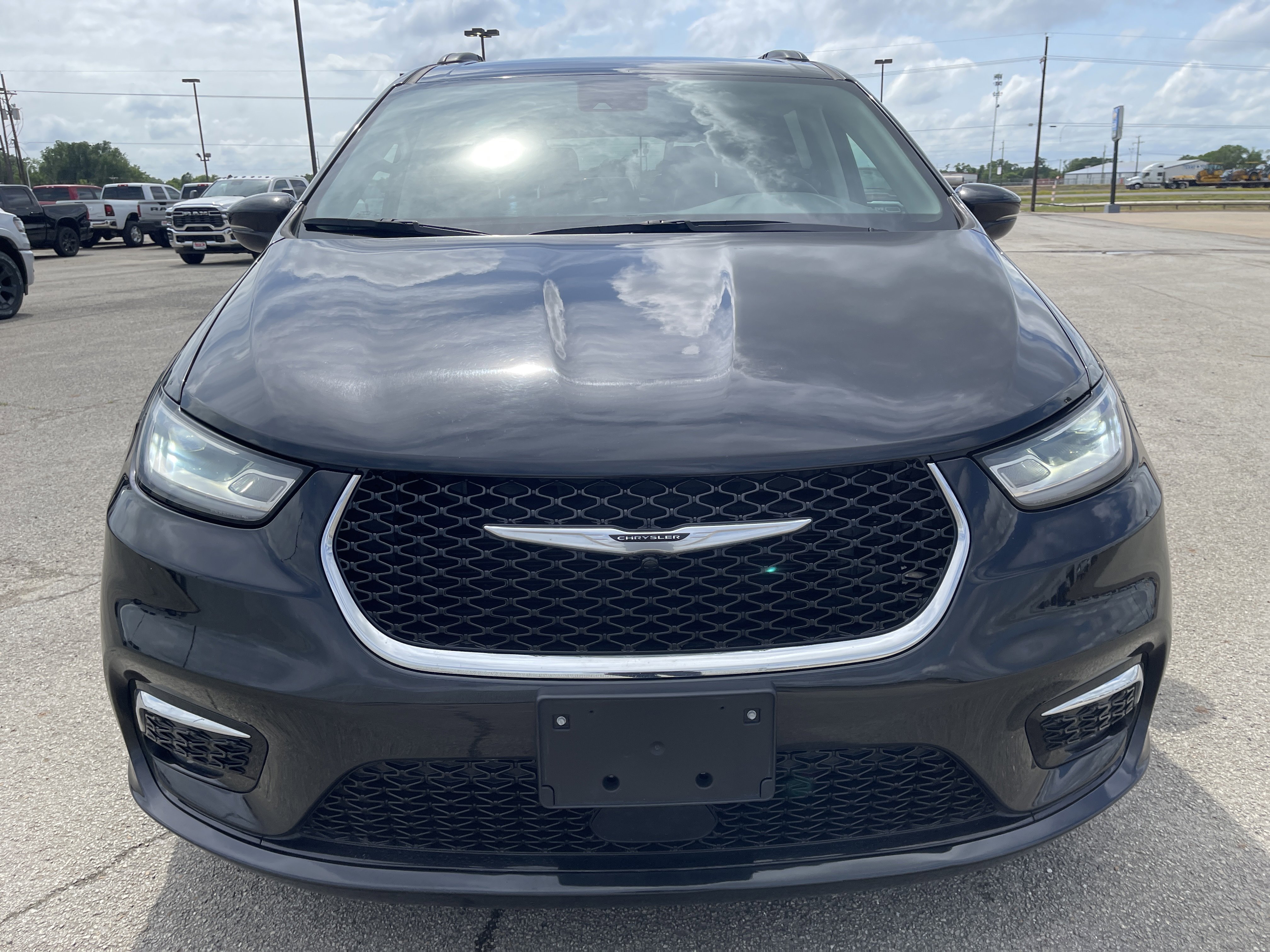 Used 2022 Chrysler Pacifica Touring-L image 9