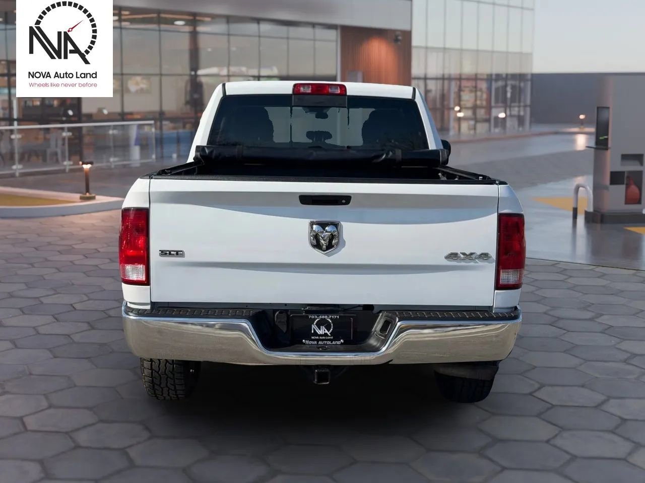 Used 2017 RAM 1500 Classic SLT AWD/4WD image 10