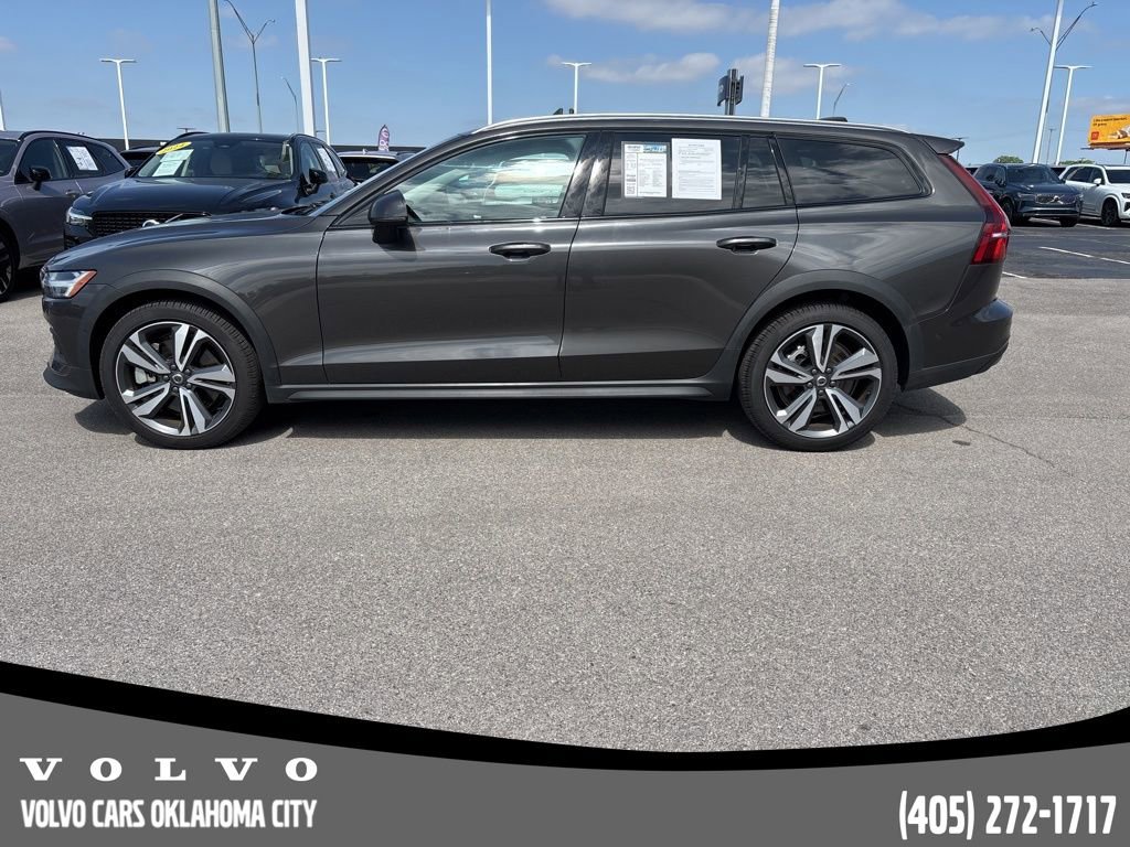 Used 2025 Volvo V60 B5 Cross Country Plus image 2