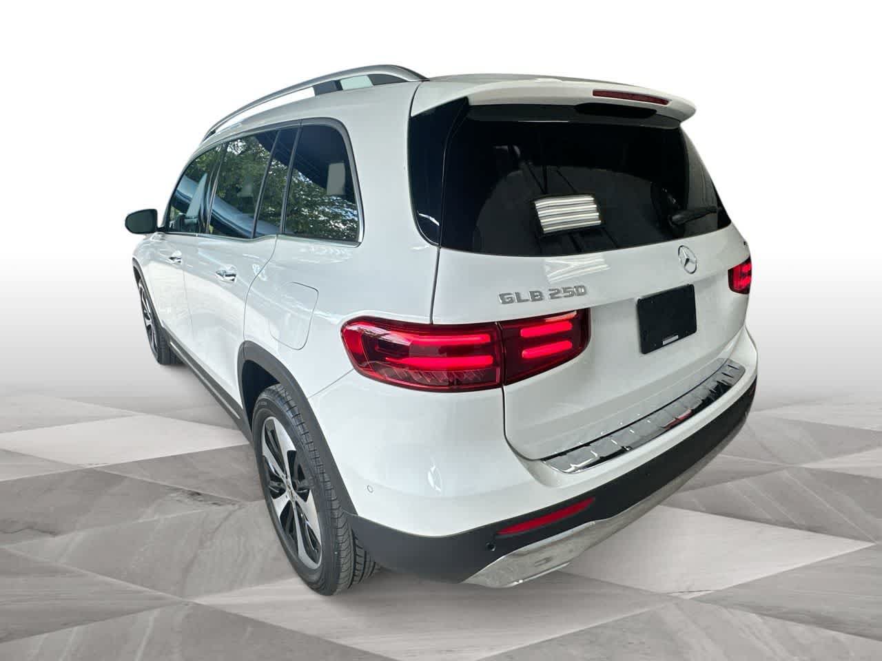 Used 2025 Mercedes-Benz GLB 250 4MATIC w/ Exclusive Package image 6