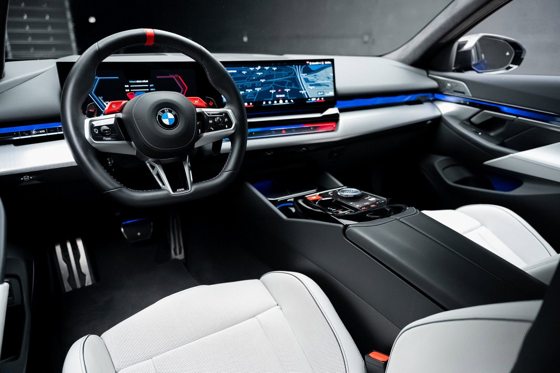 Used 2025 BMW M5 w/ Carbon Package image 2